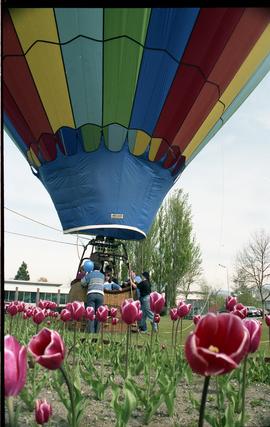 Open house 1992; group preparing family for hot air balloon flight